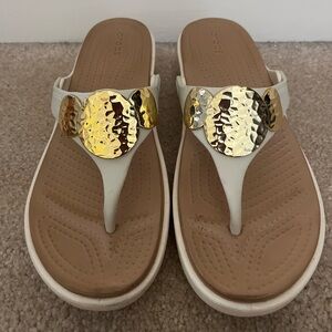 CROCS Gold and Cream Thong Sandals Size 6